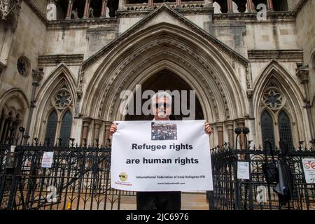 Londres, Royaume-Uni. 10th juin 2022. Contestation de la haute Cour du plan GovernmentÕs d'envoyer des demandeurs d'asile au Rwanda l'agence des Nations Unies pour les réfugiés a averti à deux reprises le Home Office que son arrangement d'envoyer des demandeurs d'asile au Rwanda était illégal, a entendu la haute Cour. Le gouvernement vise à décourager les personnes qui traversent la Manche de chercher asile en les rendant clairs de nombreux cas seront maintenant traités par le Rwanda. Environ 100 personnes ont été informés qu'elles pourraient être sur le premier vol, le mardi crédit: Karl Black/Alamy Live News Banque D'Images