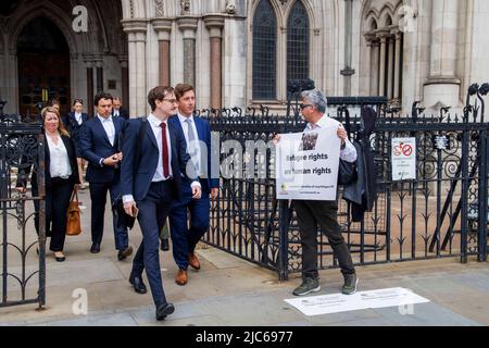 Londres, Royaume-Uni. 10th juin 2022. Contestation de la haute Cour du plan GovernmentÕs d'envoyer des demandeurs d'asile au Rwanda l'agence des Nations Unies pour les réfugiés a averti à deux reprises le Home Office que son arrangement d'envoyer des demandeurs d'asile au Rwanda était illégal, a entendu la haute Cour. Le gouvernement vise à décourager les personnes qui traversent la Manche de chercher asile en les rendant clairs de nombreux cas seront maintenant traités par le Rwanda. Environ 100 personnes ont été informés qu'elles pourraient être sur le premier vol, le mardi crédit: Karl Black/Alamy Live News Banque D'Images