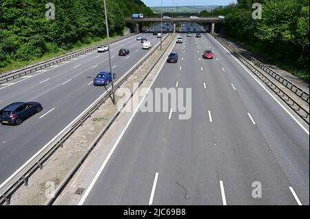 Reigate, Surrey, Royaume-Uni- 10 juin 2022: M25 en regardant depuis la sortie 8 à la circulation en direction de l'est. Banque D'Images