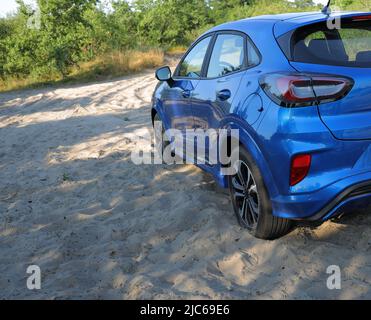 Véhicule utilitaire sport coincé dans un sable sur Une route extérieure photo de stock Banque D'Images