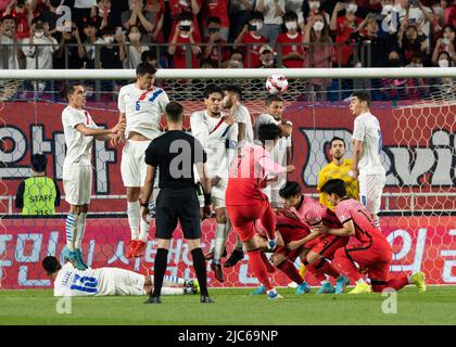 Suwon, Corée du Sud. 10th juin 2022. Son Heungmin de Corée du Sud tire lors d'un match amical entre le Paraguay et la Corée du Sud à Suwon, en Corée du Sud, au 10 juin 2022. Credit: James Lee/Xinhua/Alay Live News Banque D'Images