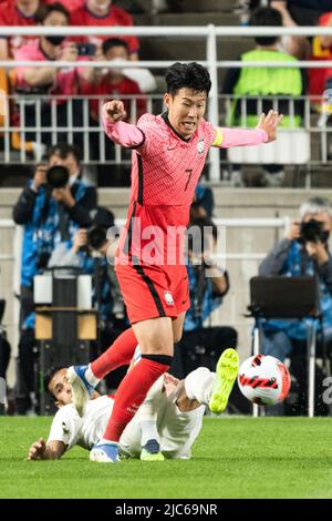 Suwon, Corée du Sud. 10th juin 2022. Son Heungmin (en haut) de la Corée du Sud est en compétition lors d'un match amical entre le Paraguay et la Corée du Sud à Suwon, en Corée du Sud, au 10 juin 2022. Credit: James Lee/Xinhua/Alay Live News Banque D'Images