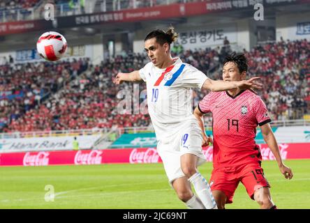 Suwon, Corée du Sud. 10th juin 2022. Jésus Médina (L) du Paraguay est en compétition lors d'un match amical entre le Paraguay et la Corée du Sud à Suwon, Corée du Sud, 10 juin 2022. Credit: James Lee/Xinhua/Alay Live News Banque D'Images