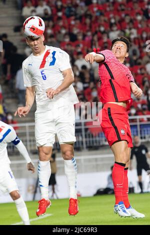 Suwon, Corée du Sud. 10th juin 2022. Fabian Balbuena (L) du Paraguay dirige le ballon lors d'un match amical entre le Paraguay et la Corée du Sud à Suwon, en Corée du Sud, au 10 juin 2022. Credit: James Lee/Xinhua/Alay Live News Banque D'Images