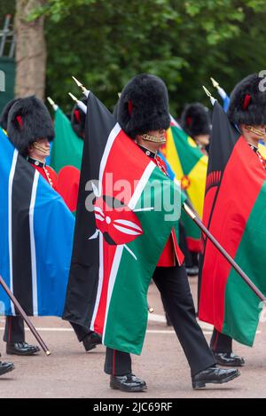 Les drapeaux du Commonwealth ont défilé pour la section Reine et campagne au défilé du Jubilé de platine de la Reine dans le Mall. Kenya, Malawi Banque D'Images