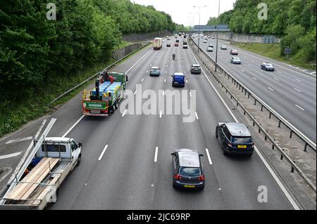 Reigate, Surrey, Royaume-Uni- 10 juin 2022: M25 en regardant depuis la sortie 8 à la circulation en direction de l'ouest. Banque D'Images