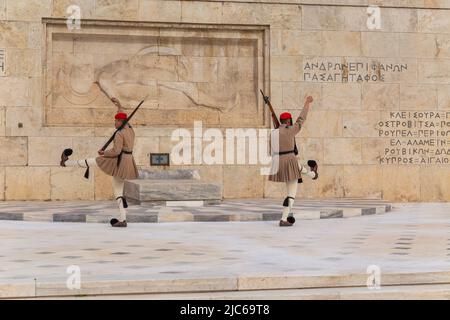 ATHÈNES, GRÈCE - MAI 06 2022: Gardes cérémoniels présidentiels - Evzones à la tombe du Soldat inconnu devant le Parlement grec, Athènes, GR Banque D'Images