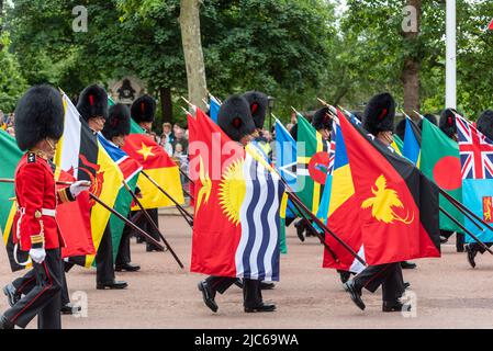 Les drapeaux du Commonwealth ont défilé pour la section Reine et campagne au défilé du Jubilé de platine de la Reine dans le Mall. Kiribati, Banque D'Images