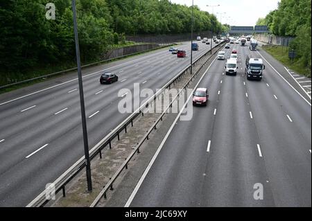 Reigate, Surrey, Royaume-Uni- 10 juin 2022: M25 en regardant depuis la sortie 8 à la circulation en direction de l'ouest. Banque D'Images