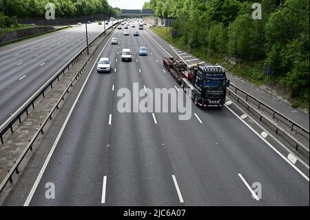 Reigate, Surrey, Royaume-Uni- 10 juin 2022: M25 en regardant depuis la sortie 8 à la circulation en direction de l'ouest. Banque D'Images