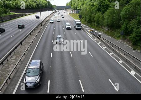 Reigate, Surrey, Royaume-Uni- 10 juin 2022: M25 en regardant depuis la sortie 8 à la circulation en direction de l'ouest. Banque D'Images