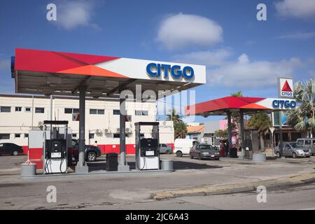 ORANJESTAD, ARUBA - 4 DÉCEMBRE 2021 : station-service Citgo Caya Grandi à l'angle de Caya G. F. Betico Croes et Adriaan Lace Boulevard à Oranjestad Banque D'Images