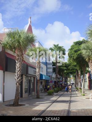 ORANJESTAD, ARUBA - 4 DÉCEMBRE 2021 : zone piétonne Caya G. F. Betico Croes, la principale rue commerçante du centre-ville d'Oranjestad sur Aruba Banque D'Images