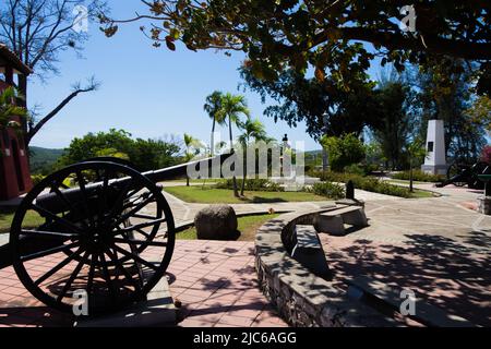 SANTIAGO DE CUBA, CUBA - FÉVRIER 22; 2019 canons et fortifications au sommet de la colline de San Juan Banque D'Images