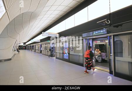 Londres, Royaume-Uni. Gare de Whitechapel sur le réseau ferroviaire souterrain Elizabeth Line (crossrail) récemment ouvert. Montre le train à la plate-forme en hissant les portes de sécurité. Banque D'Images