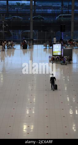 Des passagers non identifiés attendent de voyager dans le hall des départs du terminal 1 de l'aéroport international de Suvarnabhumi. Banque D'Images