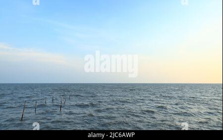 Abandonné par la suite les poteaux en bambou de Rotten d'un ancien quai avec l'aspect abstrait incliné dans la mer. Banque D'Images