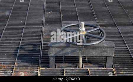 Grandes roues dentées avec molette de commande pour le gros plan de la trappe d'eau. Banque D'Images