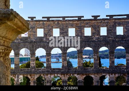 L'amphithéâtre historique de Pula, en Croatie, en face de la mer Adriatique avec une marina Banque D'Images