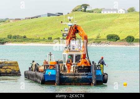 Courtmacsherry, West Cork, Irlande. 10th juin 2022. Les amarrages pour embarcations de plaisance et pour embarcations de plaisance RNLI étaient aujourd'hui en cours d'enregistrement dans le port de Courtmacsherry avant le début du dragage dans les jours à venir. On s'attend à ce que le dragage prenne de trois à quatre semaines. Crédit : AG News/Alay Live News Banque D'Images