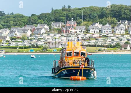 Courtmacsherry, West Cork, Irlande. 10th juin 2022. Le RNLI Lifeboat est photographié attaché à une nouvelle bouée d'amarrage dans le port de Courtmacsherry aujourd'hui. Le changement a eu lieu quelques jours avant le début du dragage dans le port de Courtmacsherry. Crédit : AG News/Alay Live News Banque D'Images