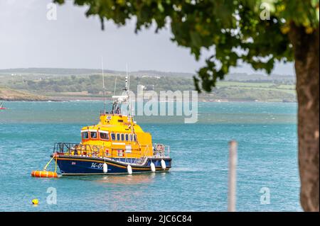 Courtmacsherry, West Cork, Irlande. 10th juin 2022. Le RNLI Lifeboat est photographié attaché à une nouvelle bouée d'amarrage dans le port de Courtmacsherry aujourd'hui. Le changement a eu lieu quelques jours avant le début du dragage dans le port de Courtmacsherry. Crédit : AG News/Alay Live News Banque D'Images