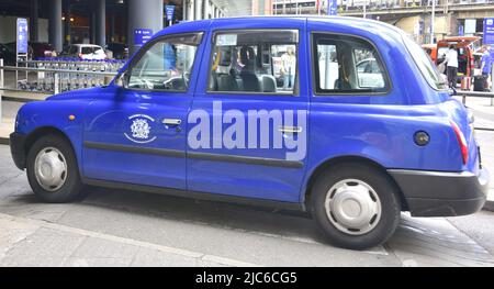 Manchester, Royaume-Uni. 10th juin 2022. Les tarifs des taxis hackney à Manchester, au Royaume-Uni, vont augmenter en juillet, si les dirigeants du Conseil municipal de Manchester acceptent les propositions du Comité des licences du Conseil. Les conducteurs ont fait pression sur le Conseil pour obtenir une surtaxe de 80p pour les aider à faire face à la hausse du prix du carburant. Au sujet du 6 juin, un représentant de Unite the Union a demandé une augmentation au Comité des licences et des appels. L'augmentation de l'inflation au Royaume-Uni, avec un RPI de 11,1%, signifie que davantage de travailleurs demandent une augmentation de salaire. Crédit : Terry Waller/Alay Live News Banque D'Images