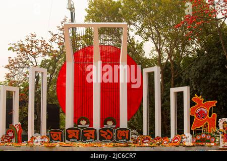 La fleur de Shaheed Minar central a été décapée, marquant le 21st février et la Journée internationale de la langue maternelle. Ce monument commémore les étudiants Banque D'Images