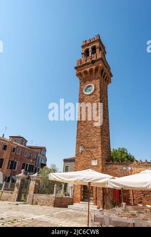 Ancienne tour civique et tour de l'horloge sur l'île de Murano dans un style médiéval. Campo Santo Stefano (place de la ville), Venise, Vénétie, Italie, Europe. Banque D'Images