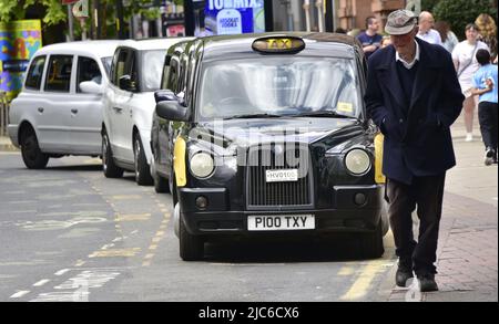 Manchester, Royaume-Uni. 10th juin 2022. Les tarifs des taxis hackney à Manchester, au Royaume-Uni, vont augmenter en juillet, si les dirigeants du Conseil municipal de Manchester acceptent les propositions du Comité des licences du Conseil. Les conducteurs ont fait pression sur le Conseil pour obtenir une surtaxe de 80p pour les aider à faire face à la hausse du prix du carburant. Au sujet du 6 juin, un représentant de Unite the Union a demandé une augmentation au Comité des licences et des appels. L'augmentation de l'inflation au Royaume-Uni, avec un RPI de 11,1%, signifie que davantage de travailleurs demandent une augmentation de salaire. Crédit : Terry Waller/Alay Live News Banque D'Images