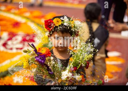 Une jeune fille est venue rendre hommage aux martyrs du mouvement des langues en 1952, au centre de Shaheed Minar, à Dhaka, sur la langue maternelle internationale Banque D'Images