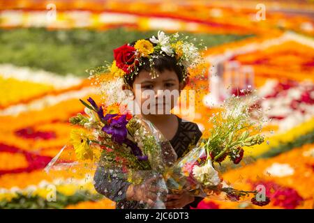 Une jeune fille est venue rendre hommage aux martyrs du mouvement des langues en 1952, au centre de Shaheed Minar, à Dhaka, sur la langue maternelle internationale Banque D'Images