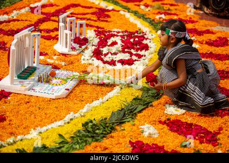 Une jeune fille rend hommage aux martyrs du mouvement des langues en 1952, au centre de Shaheed Minar, à Dhaka, à l'occasion de la Journée internationale de la langue maternelle; Banque D'Images