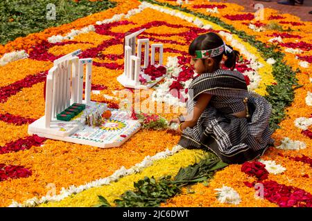 Une jeune fille rend hommage aux martyrs du mouvement des langues en 1952, au centre de Shaheed Minar, à Dhaka, à l'occasion de la Journée internationale de la langue maternelle; Banque D'Images