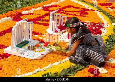 Une jeune fille rend hommage aux martyrs du mouvement des langues en 1952, au centre de Shaheed Minar, à Dhaka, à l'occasion de la Journée internationale de la langue maternelle; Banque D'Images