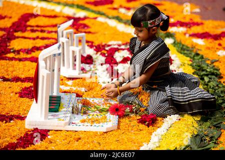 Une jeune fille rend hommage aux martyrs du mouvement des langues en 1952, au centre de Shaheed Minar, à Dhaka, à l'occasion de la Journée internationale de la langue maternelle; Banque D'Images