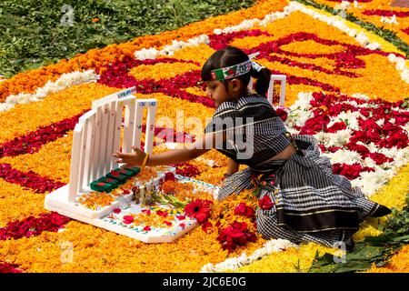 Une jeune fille rend hommage aux martyrs du mouvement des langues en 1952, au centre de Shaheed Minar, à Dhaka, à l'occasion de la Journée internationale de la langue maternelle; Banque D'Images