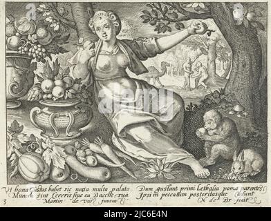 Femme comme personnification du goût de sens assis dans le paysage avec des vases pleins de fruits et de légumes, elle mange d'une pomme tandis qu'un singe et un lapin mangent également. La chute d'Adam et Eve est représentée en arrière-plan. En marge au-dessous de deux lignes de latin, SENSE Flavor Five Senses (titre de la série), imprimeur: Nicolaes de Bruyn, (mentionné sur l'objet), Maerten de vos, (mentionné sur l'objet), pays-Bas, 1581 - 1656, papier, gravure, h 91 mm × l 118 mm Banque D'Images