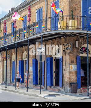 LA NOUVELLE-ORLÉANS, LA, États-Unis - 9 JUIN 2022 : devant le Bourbon Pub et défilé disco décoré pour le mois de la fierté Banque D'Images