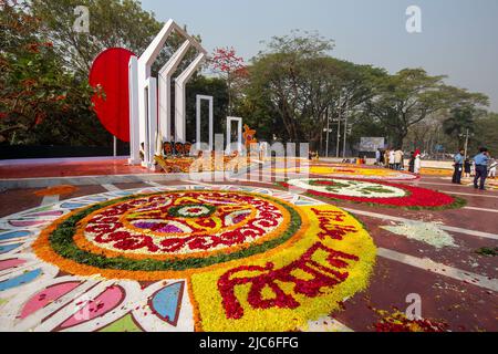 La fleur de Shaheed Minar central a été décapée, marquant le 21st février et la Journée internationale de la langue maternelle. Ce monument commémore les étudiants Banque D'Images