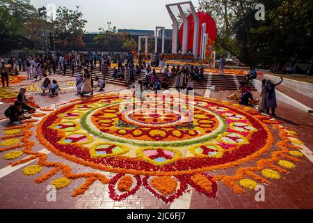 La fleur de Shaheed Minar central a été décapée, marquant le 21st février et la Journée internationale de la langue maternelle. Ce monument commémore les étudiants Banque D'Images