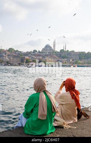 Istanbul, Turquie - vue sur la Corne d'Or en direction d'Eminonu, du terminal de ferry d'Eminonu et de la mosquée Suleymaniye Banque D'Images