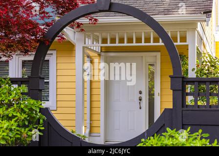 Porte d'entrée ronde. Entrée d'une maison de ville typique avec terrasse à Vancouver, Canada. Extérieur de la maison avec patio avec un beau paysage avec aro Banque D'Images