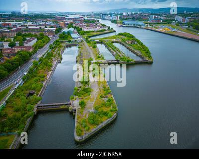 Vue aérienne d'anciens anciens quais de gravure désutilisés à Govan sur la rivière Clyde à Glasgow, en Écosse, au Royaume-Uni Banque D'Images