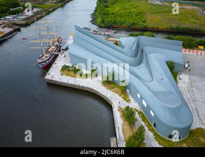 Vue aérienne du musée de transport Riverside sur la rivière Clyde à Glasgow, en Écosse, architecte Zaha Hadid. Banque D'Images