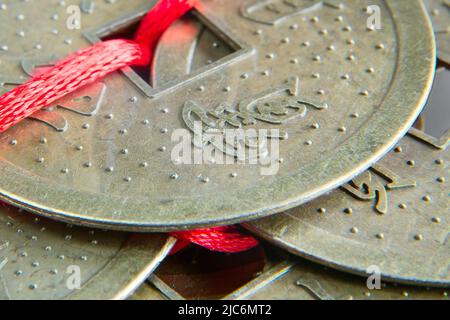 Chinois feng shui chanceux pièces macro gros plan, fond d'argent Banque D'Images