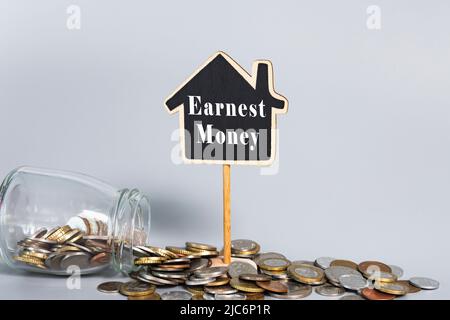 Inverser le texte hypothécaire sur le modèle de maison en bois avec des pièces dans un pot en verre. Concept d'entreprise. Banque D'Images