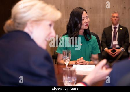 Boston, États-Unis. 10th juin 2022. La princesse Astrid de Belgique et la mairesse de Boston Michelle Wu photographiés lors d'une réunion à l'hôtel de ville de Boston, lors d'une mission économique belge aux États-Unis d'Amérique, le vendredi 10 juin 2022. Une délégation avec la princesse et divers ministres se rendra à Atlanta, New York et Boston de 4 juin à 12th. BELGA PHOTO LAURIE DIEFFEMBACQ crédit: Belga News Agency/Alay Live News Banque D'Images