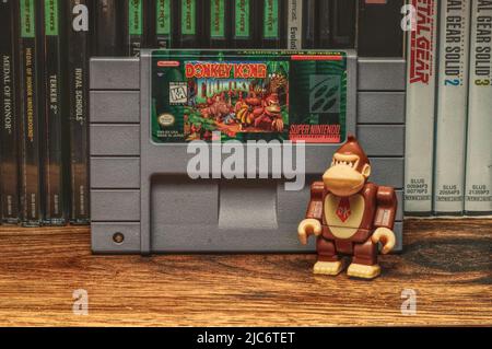 Jouet Donkey Kong à côté d'une cartouche DKC, avec un effet de peinture sur la photo (NC State, 2022) Banque D'Images