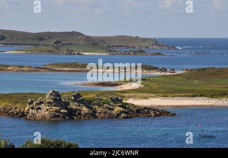 Vue de l'extrémité ouest de l'île de St Martin, vue sur la mer bleue brillante jusqu'à l'extrémité nord de Tresco. Les plages de sable de Tean et Forema Banque D'Images